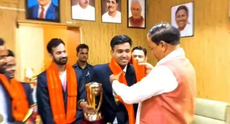 केशव प्रसाद मौर्य ने बधिर क्रिकेट टीम का स्वागत किया