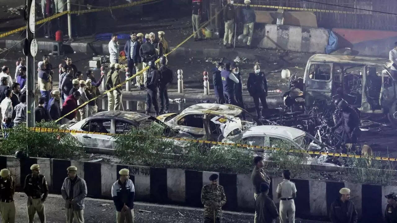 दिल्ली में लाल किला मेट्रो स्टेशन के पास धमाका: संभावित फिदायीन हमला