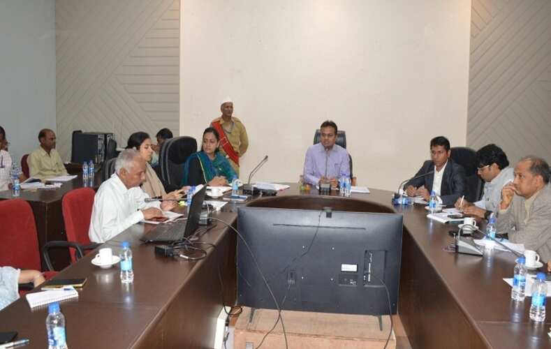 मप्र विस चुनावः महत्वपूर्ण कार्यों पर सभी अधिकारी अपना ध्यान केंद्रित करें-कलेक्टर