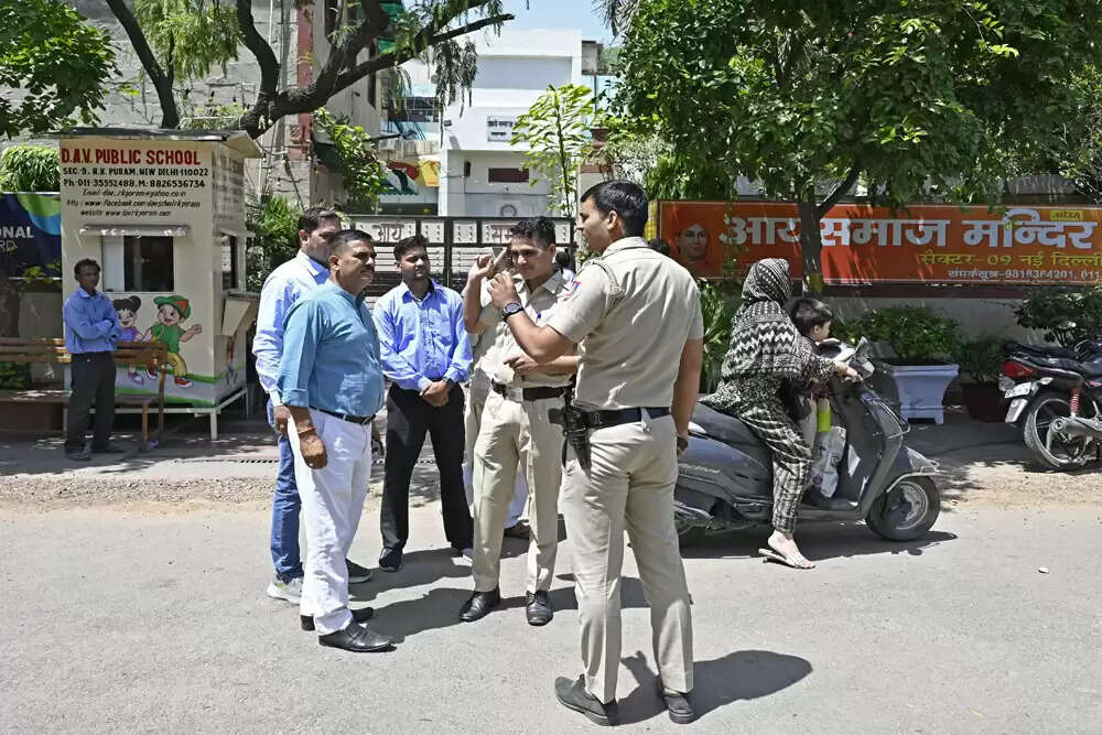 दिल्ली के स्कूलों को फिर से मिली बम धमकी, पुलिस ने की कार्रवाई