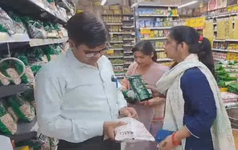 हलाल प्रमाणित उत्पादों की तलाश में मेरठ में खाद्य सुरक्षा विभाग की छापेमारी