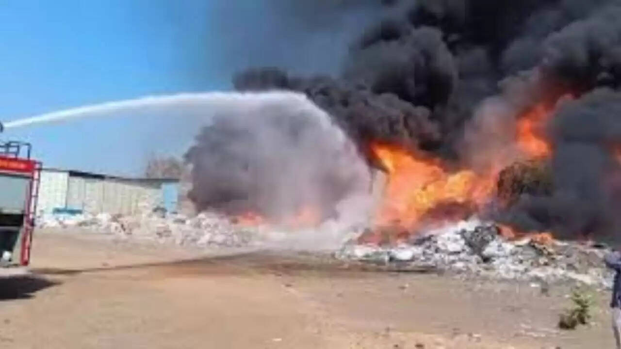 गुजरात में रिहायशी बंगले में आग से दंपति की मौत, जांच जारी