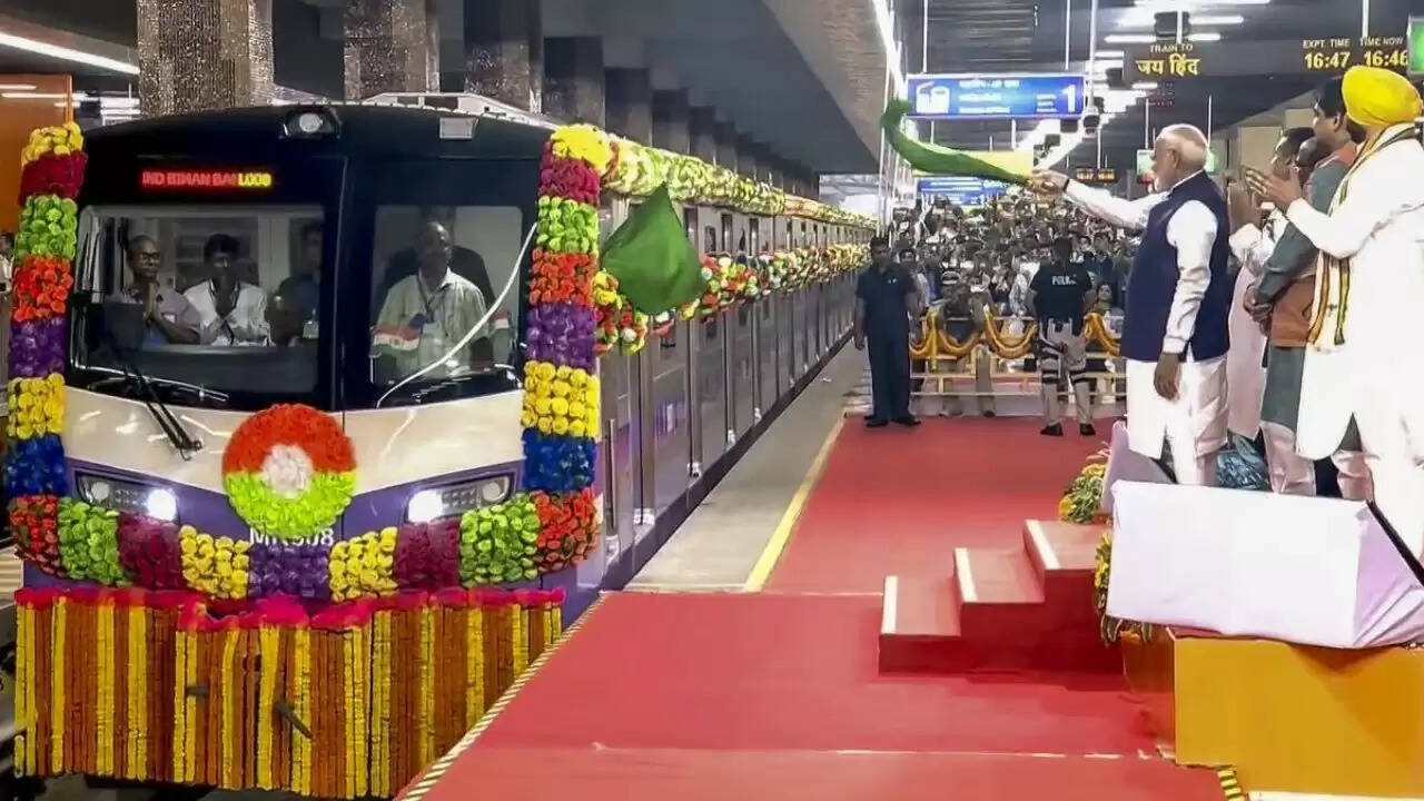 प्रधानमंत्री मोदी ने कोलकाता में मेट्रो परियोजनाओं का उद्घाटन किया