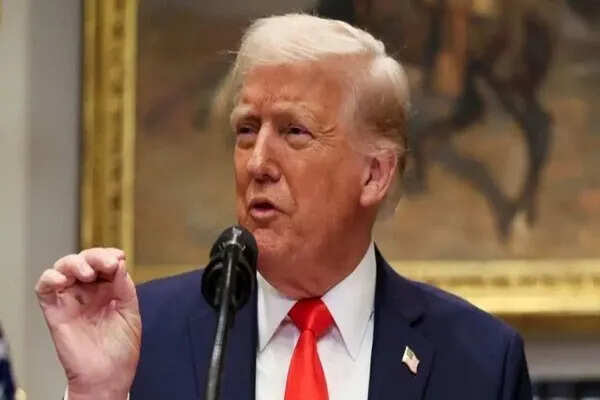 ट्रंप ने टैरिफ नीति का बचाव करते हुए विरोधियों को कहा मूर्ख