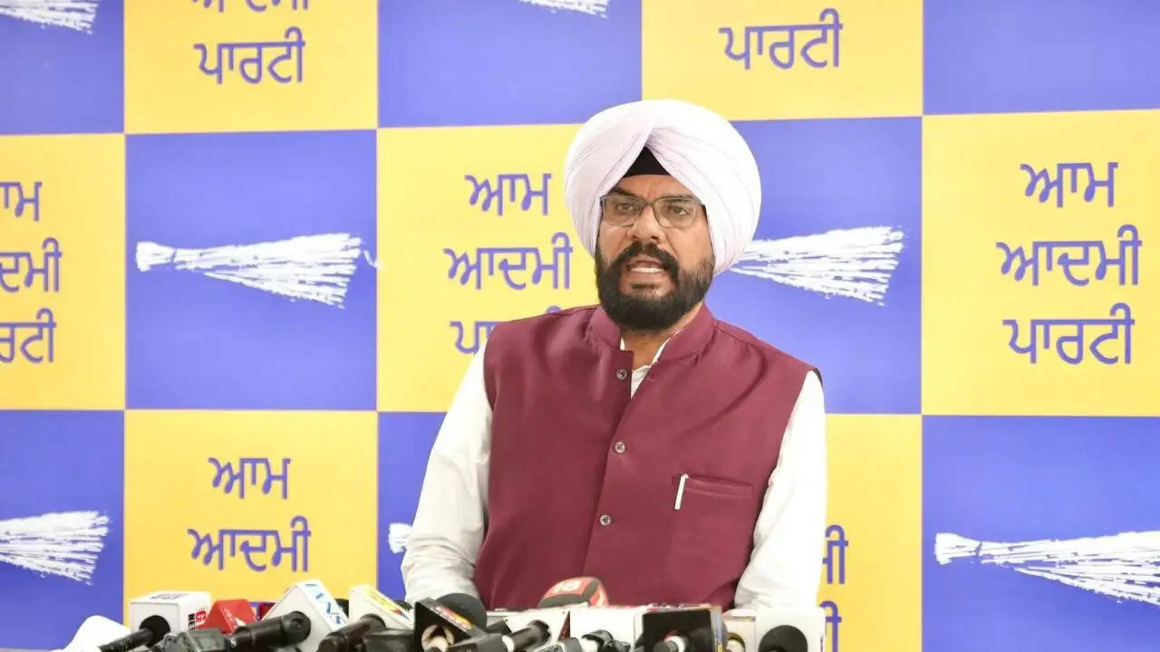 कुलदीप धालीवाल का सुखबीर बादल पर हमला: पंजाब में गैंगस्टर मॉडल का आरोप