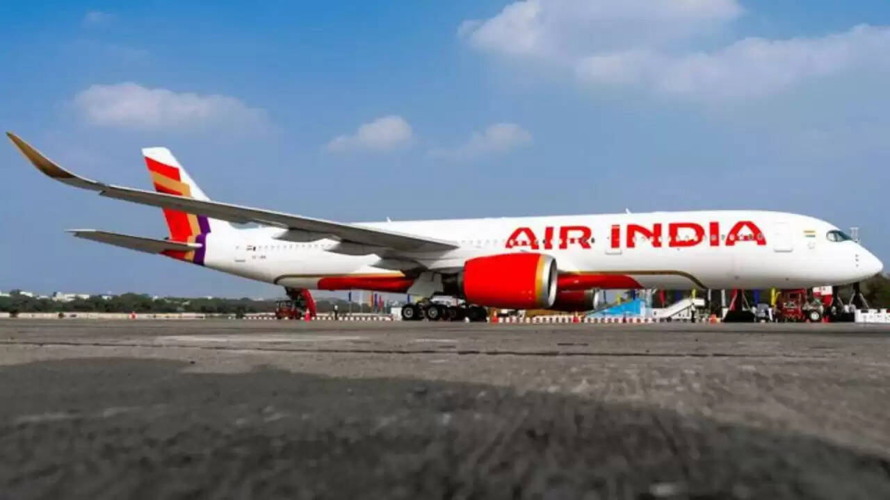 दिल्ली की एयर इंडिया फ्लाइट में बम की झूठी धमकी से मची अफरा-तफरी