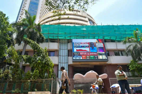 भारतीय शेयर बाजार में सपाट शुरुआत, निफ्टी 25,700 के नीचे