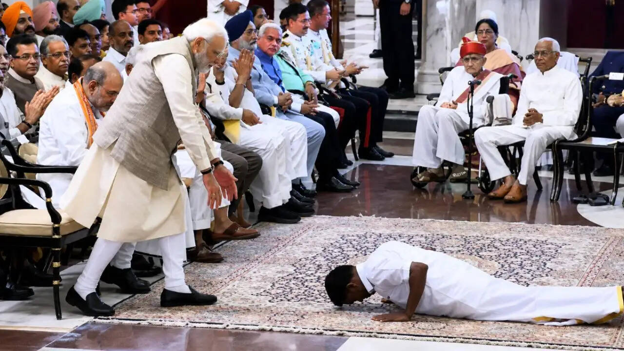 पुडुचेरी के के. पजानिवेल का पीएम मोदी को प्रणाम करते हुए वायरल वीडियो