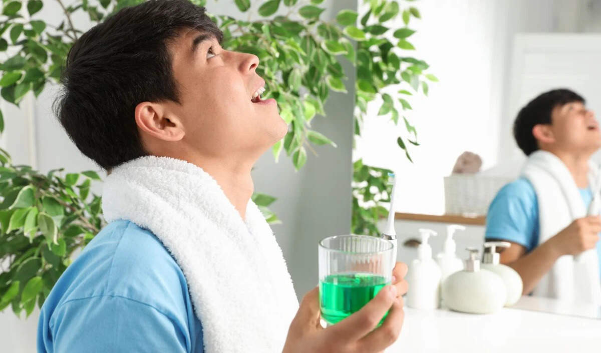 घर पर बनाएं नैचुरल माउथवॉश: 3 मसालों से मुंह की दुर्गंध दूर करें