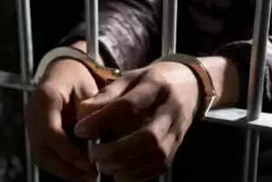 मुंबई पुलिस ने ड्रग्स सप्लायर टोनी सेबेस्टियन को गिरफ्तार किया