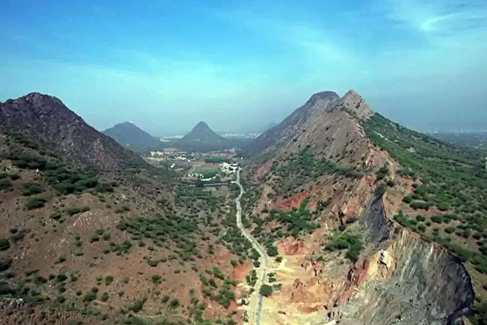 अरावली बचाने के लिए पत्रकारों के बीच दिलचस्प जंग