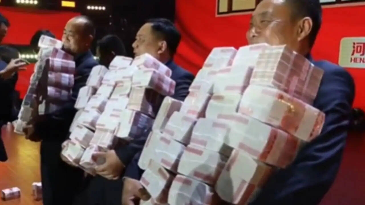 चीन की कंपनी ने कर्मचारियों को दिए करोड़ों के कैश बोनस, जानें इस अनोखी घटना के बारे में