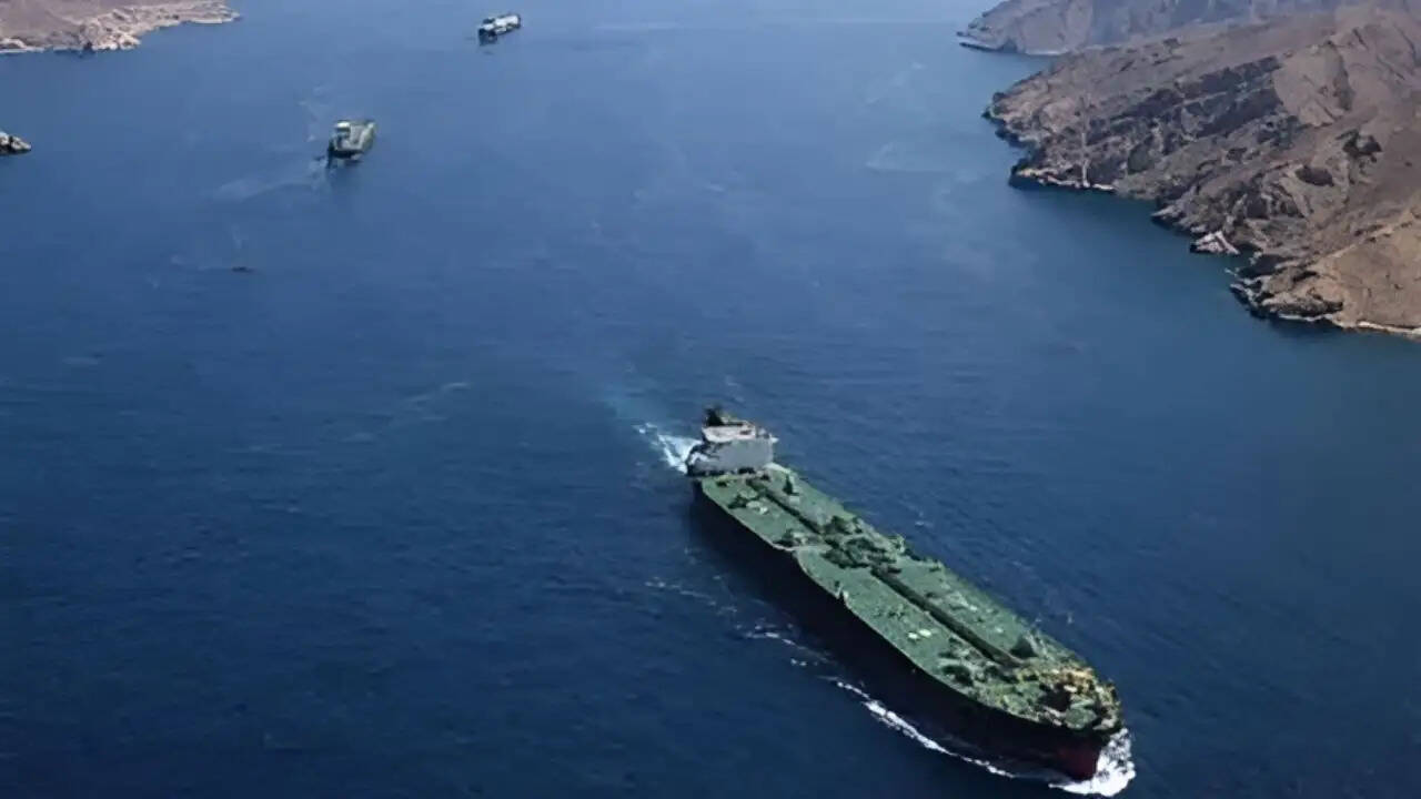 क्या होर्मुज स्ट्रेट में बढ़ते तनाव से वैश्विक ऊर्जा आपूर्ति पर पड़ेगा असर?