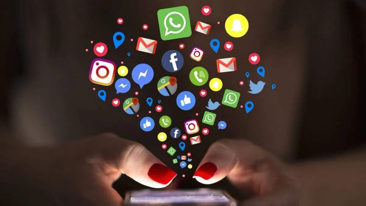 सोशल मीडिया: आत्मनिर्भरता का नया माध्यम