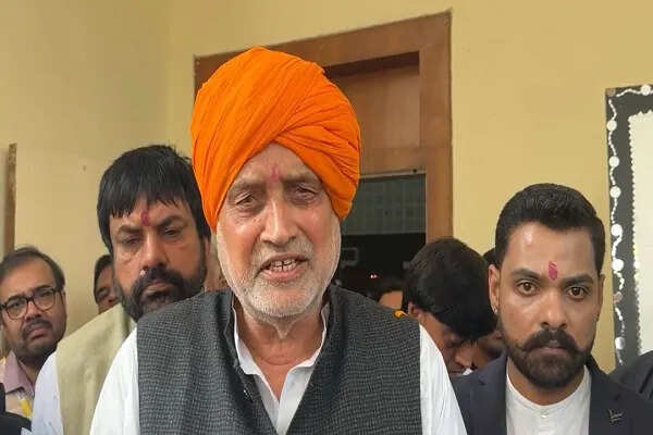 हरियाणा के कृषि मंत्री ने दुधला गांव में ग्रामीणों की समस्याएं सुनीं