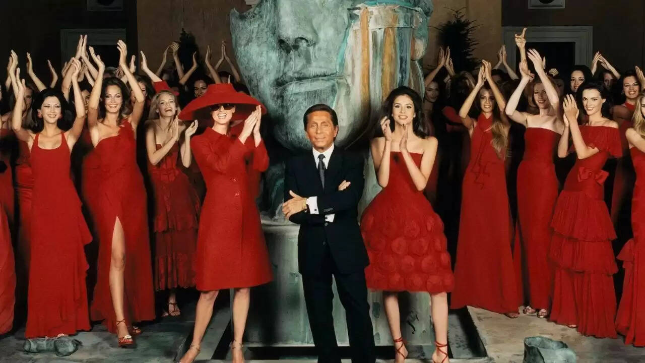 फैशन के बादशाह वैलेंटिनो का निधन: जानें उनके लाल रंग की अनोखी कहानी