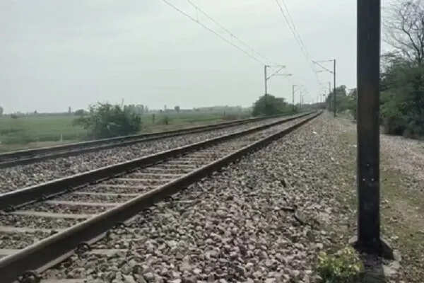 हरदोई में रेलवे ट्रैक पर मिले युवक-युवती के शव, पुलिस कर रही जांच