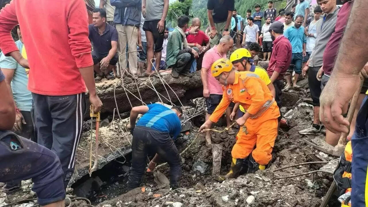 चमोली में बादल फटने से भारी तबाही, 200 लोग प्रभावित
