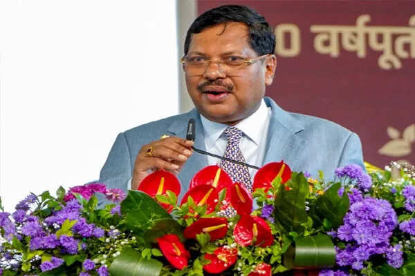 सुप्रीम कोर्ट में सुरक्षा चूक: वकील ने CJI पर फेंका जूता