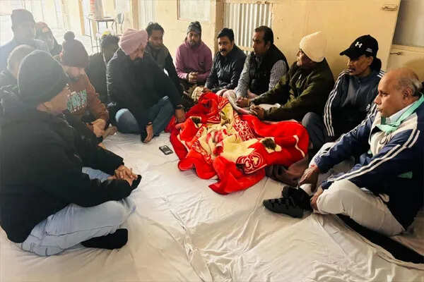 विधायक विक्रमजीत चौधरी ने रूस में मृत मनदीप कुमार के परिवार से की मुलाकात, न्याय की मांग