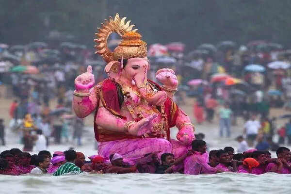 मुंबई में गणपति विसर्जन के दौरान करंट लगने से एक की मौत, कई घायल