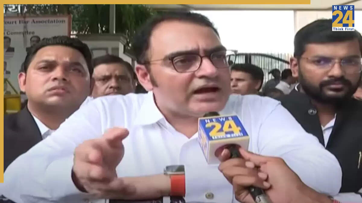 दिल्ली के वकीलों का एलजी नोटिफिकेशन के खिलाफ प्रदर्शन
