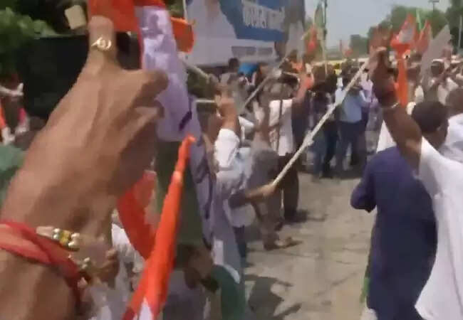 पटना में कांग्रेस और भाजपा कार्यकर्ताओं के बीच झड़प