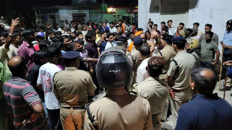 देहरादून में दो समुदायों के बीच हिंसक झड़प, एक युवक की हत्या