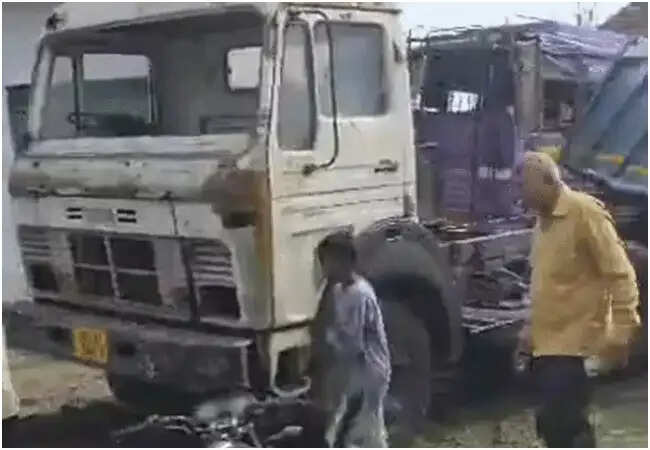 लखीमपुर खीरी में बस दुर्घटना: 29 यात्री घायल, 13 की हालत गंभीर