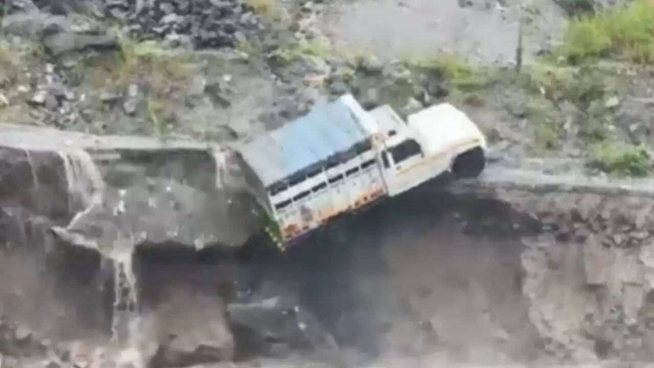 हिमाचल में बारिश का कहर: पिकअप वैन बाढ़ में बही, डोडा में तबाही