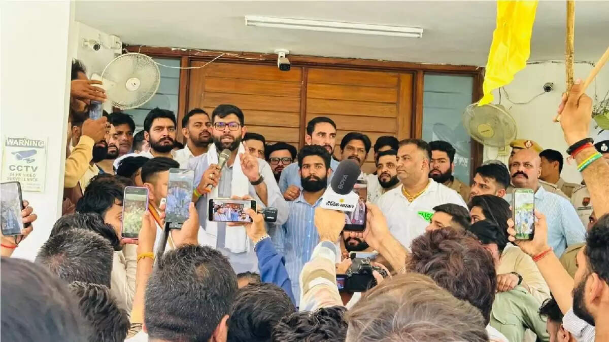 GJU हिसार में दिग्विजय चौटाला के खिलाफ मामला दर्ज, पुलिस स्टेशन में किया सरेंडर