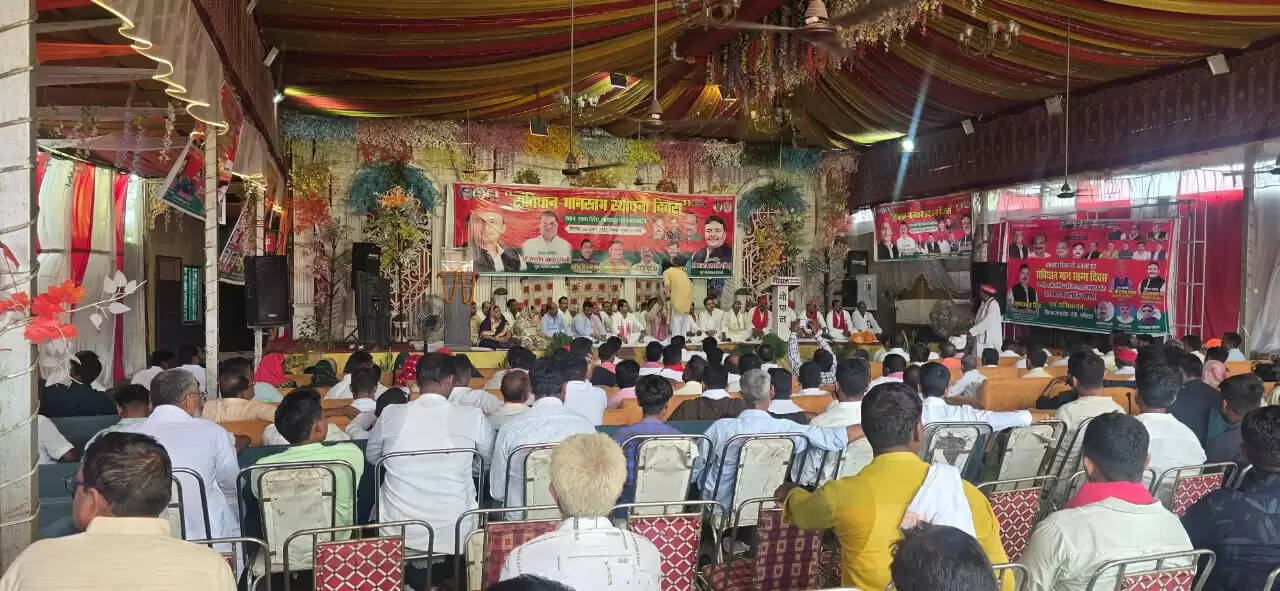 समाजवादी पार्टी ने संविधान मान स्तम्भ स्थापना दिवस मनाया