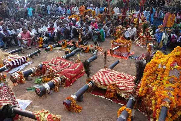 बस्तर दशहरा में शामिल हाेने के लिए आंगा देव को स्वयं आमंत्रित करते हैं, तहसीलदार
