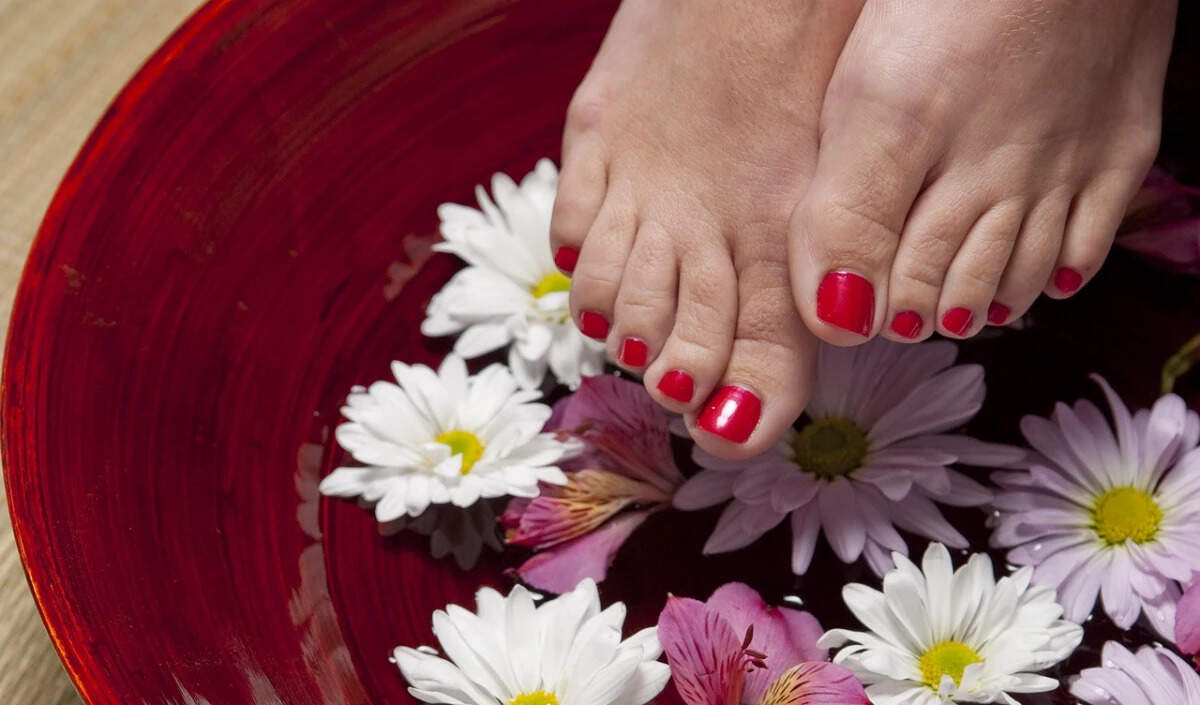 घर पर पेडिक्योर करने के आसान तरीके: हल्दी और नींबू का उपयोग