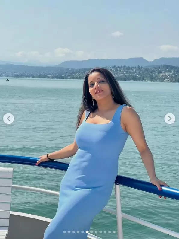 मोनालिसा का नया बोल्ड फोटोशूट: नीले वन-पीस में फैन्स का दिल जीता