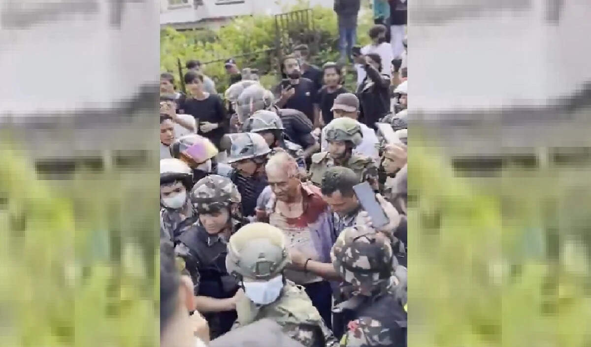 नेपाल में 'जेन जेड' विरोध प्रदर्शन में हिंसा, पूर्व प्रधानमंत्री पर हमले
