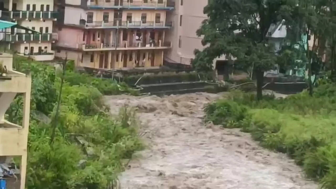 उत्तराखंड में बादल फटने से तबाही: चमोली और रुद्रप्रयाग में मची अफरा-तफरी