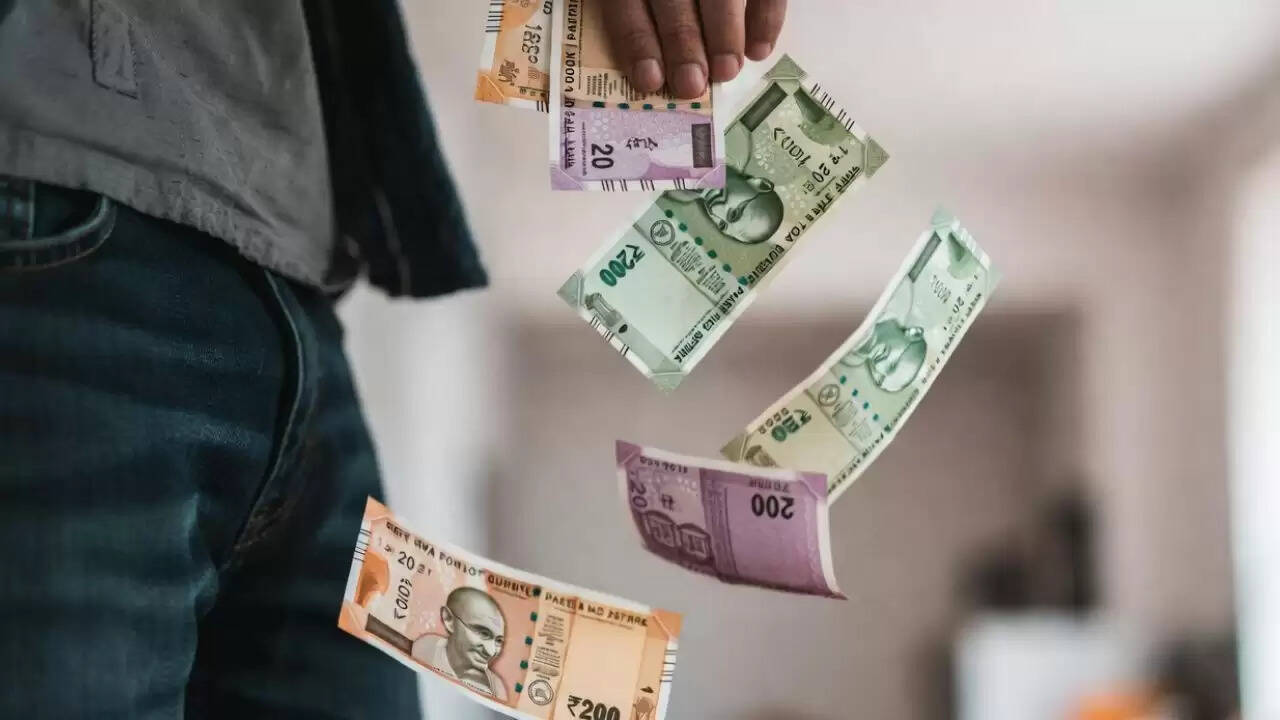 पैसे गिरने के पीछे छिपे सकारात्मक संकेत: वास्तु शास्त्र की रोशनी में