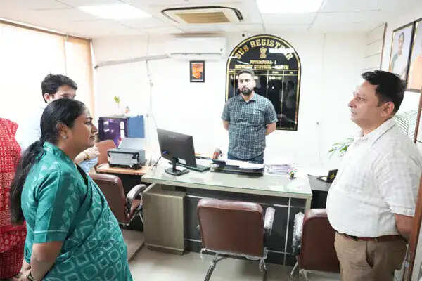 सीएम रेखा गुप्ता ने रोहिणी कार्यालय में अव्यवस्था पर जताई नाराजगी