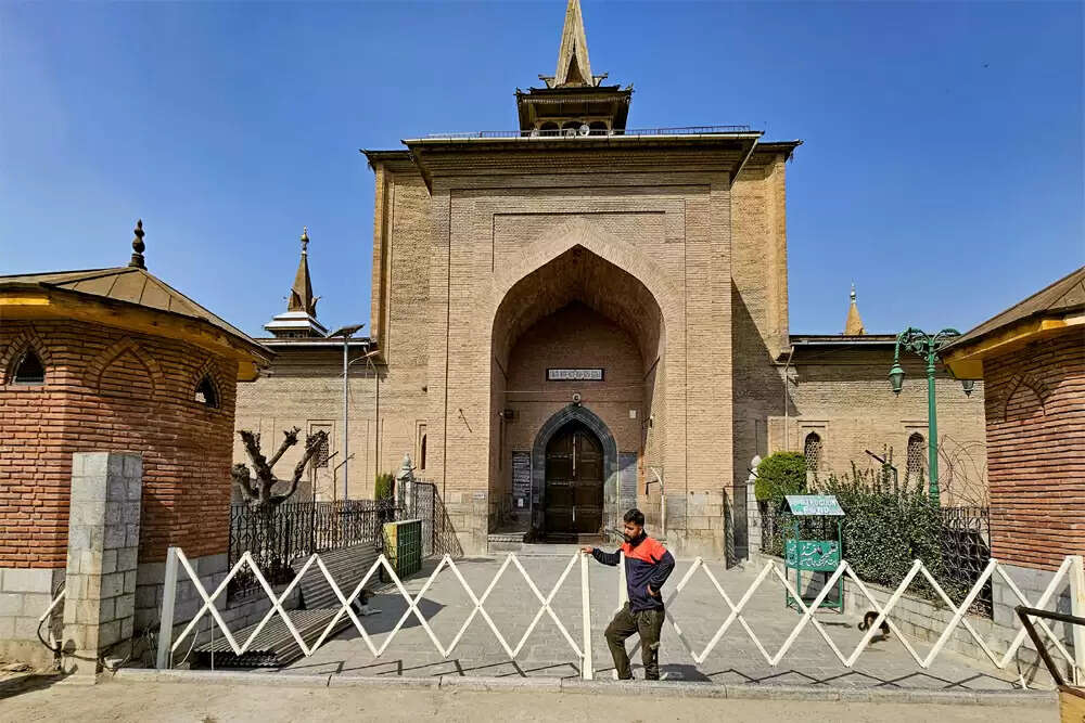 श्रीनगर की जामा मस्जिद पर बकरीद के दिन ताला, मुख्यमंत्री उमर अब्दुल्ला की असहायता