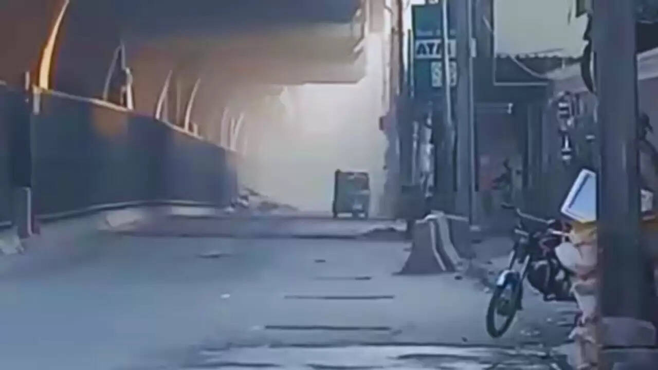 पेशावर में पैरामिलिट्री मुख्यालय पर आत्मघाती हमले की दहशत, तीन की मौत