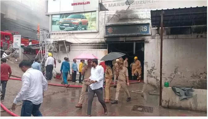 लखनऊ में कार सर्विस सेंटर में भीषण आग, दमकल की कई गाड़ियां मौके पर