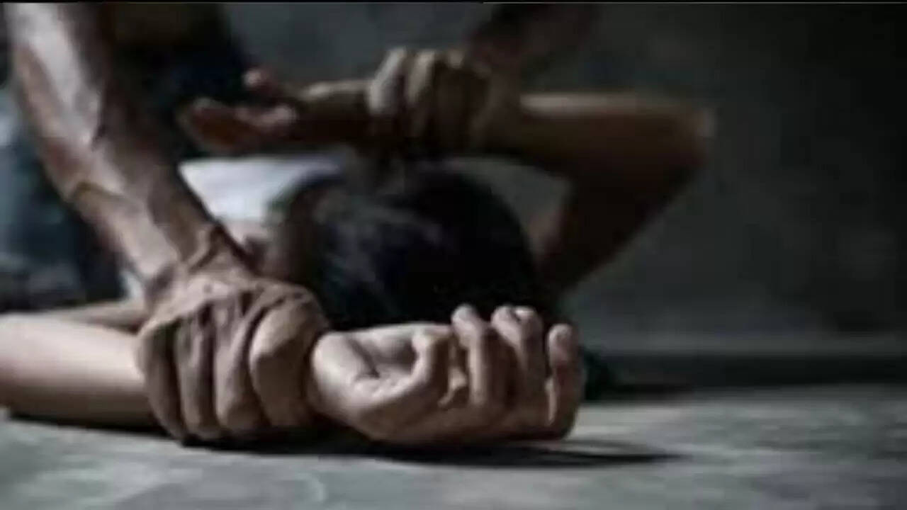 बिहार में नाबालिग के साथ दुष्कर्म: आरोपियों की गिरफ्तारी के लिए छापेमारी जारी