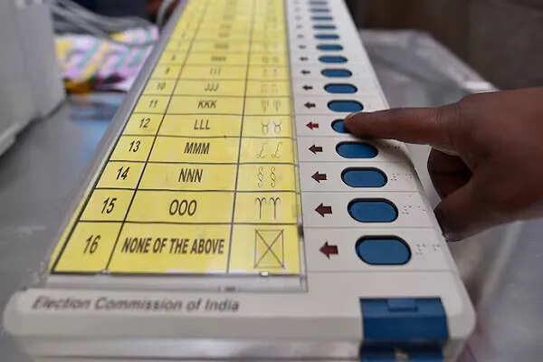 चुनाव आयोग ने ईवीएम में प्रत्याशियों की रंगीन तस्वीरें शामिल करने का निर्णय लिया