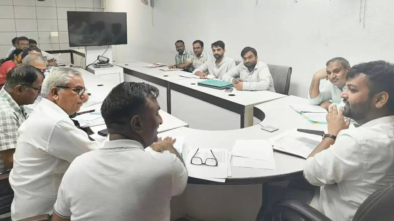 सरकारी भवनों पर सोलर पैनल लगाने की योजना की समीक्षा