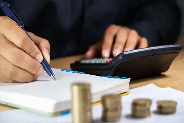 क्या वीकेंड पर बॉस का फोन उठाना चाहिए? जानें आपके अधिकार