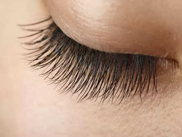 आंखों की खूबसूरती बढ़ाने के लिए पलकों की देखभाल के टिप्स