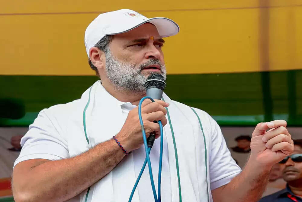 राहुल गांधी ने ट्रंप के एच 1बी वीजा शुल्क बढ़ाने पर मोदी को घेरा