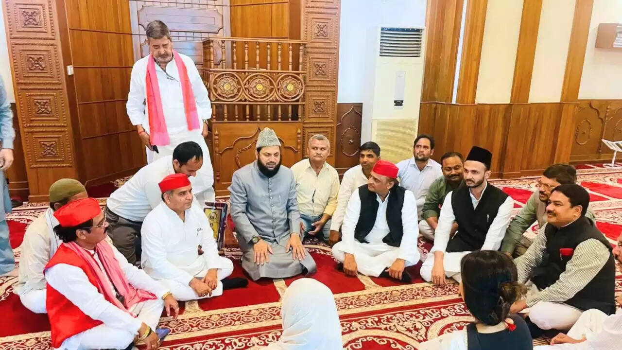 अखिलेश यादव की मस्जिद बैठक पर सियासी बवाल: भाजपा और सपा के बीच तीखी नोकझोंक