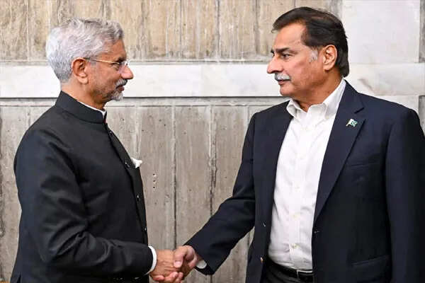 ढाका में शिष्टाचार भेंट पर भारत-पाकिस्तान के बीच सियासी विवाद